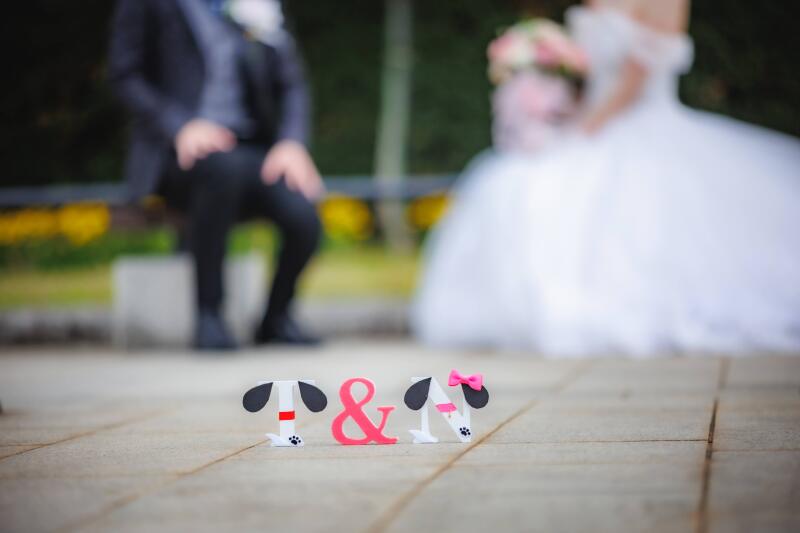 小物越しのふたりの姿