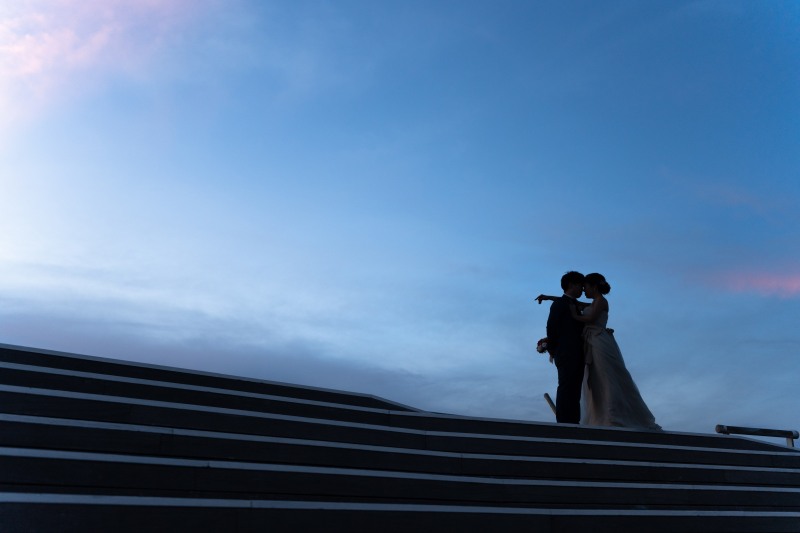 日が落ちていく空をバックに