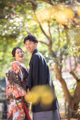 12月中旬の紅葉の名残のある庭園での和装フォト