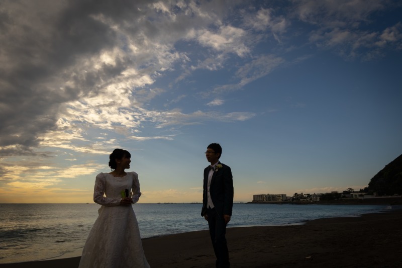 夕暮れの砂浜で向き合う二人の影