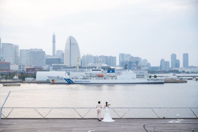 港を望む後ろ姿のふたり