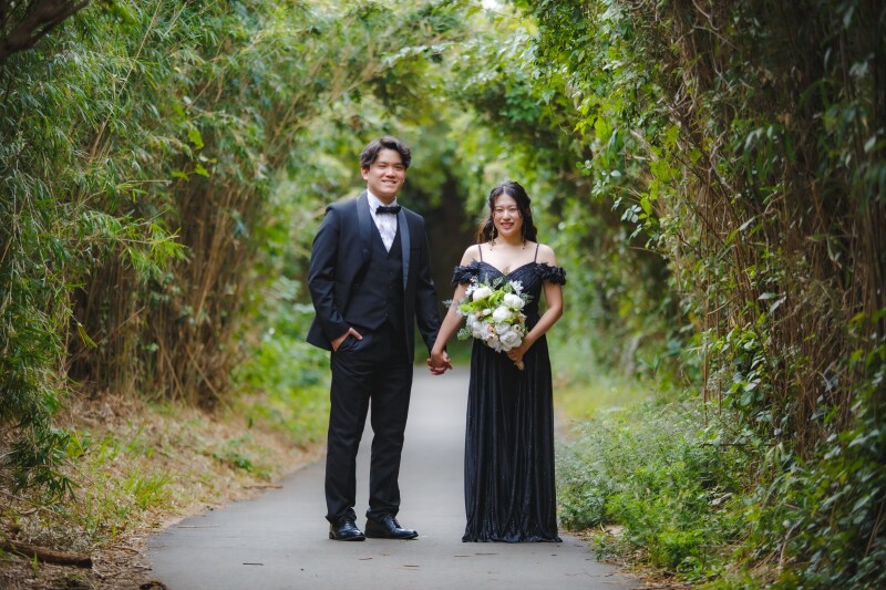 神秘的な トンネル で 手を取り合う