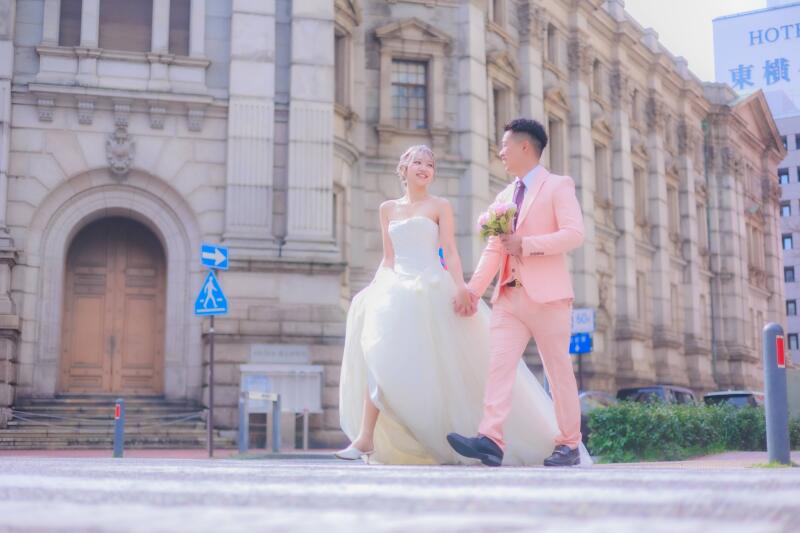 街並みで叶えるお二人らしい前撮り。思い出の場所で自然な笑顔と素敵な瞬間