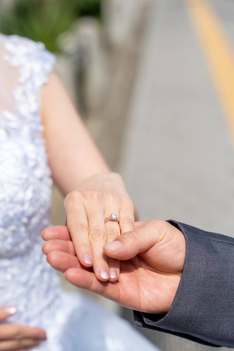 輝くエンゲージリングに想いを