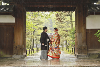 小雨降る日本庭園で風情のある和装ロケ―ション☆