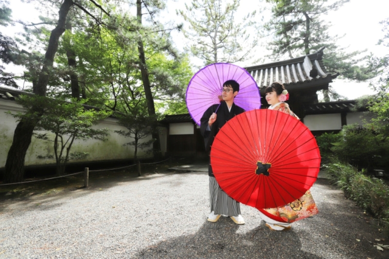 歴史ある門前で寄り添う