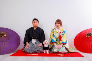 凛とした和装姿の中に、可愛らしいご家族（愛犬）との温かい和装スタジオフォト