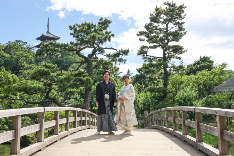 太鼓橋をふたりで渡る