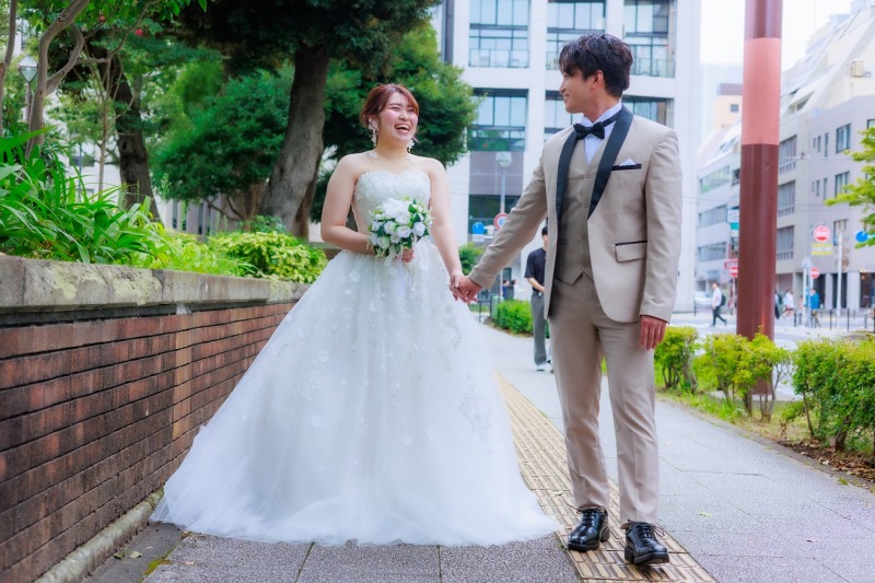 レンガの街並みを彩る新婦の笑顔