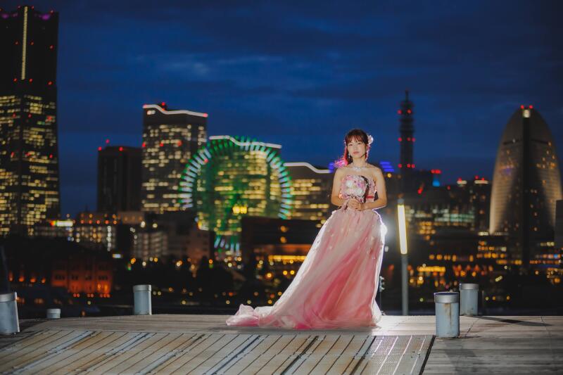 夜景をバックにご新婦様のソロショット