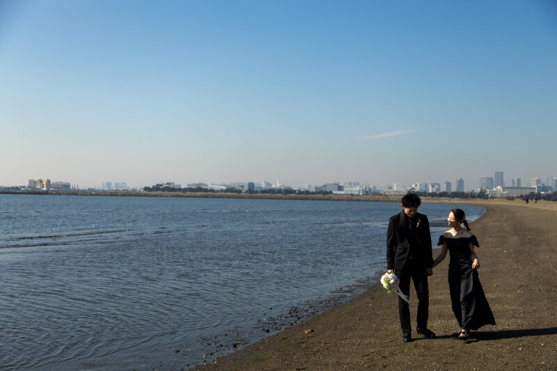 【葛西海浜公園】黒のカラードレス×海辺の前撮り
