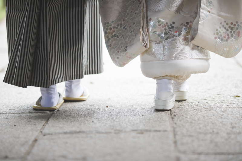 白足袋と裾模様を写した後ろ姿