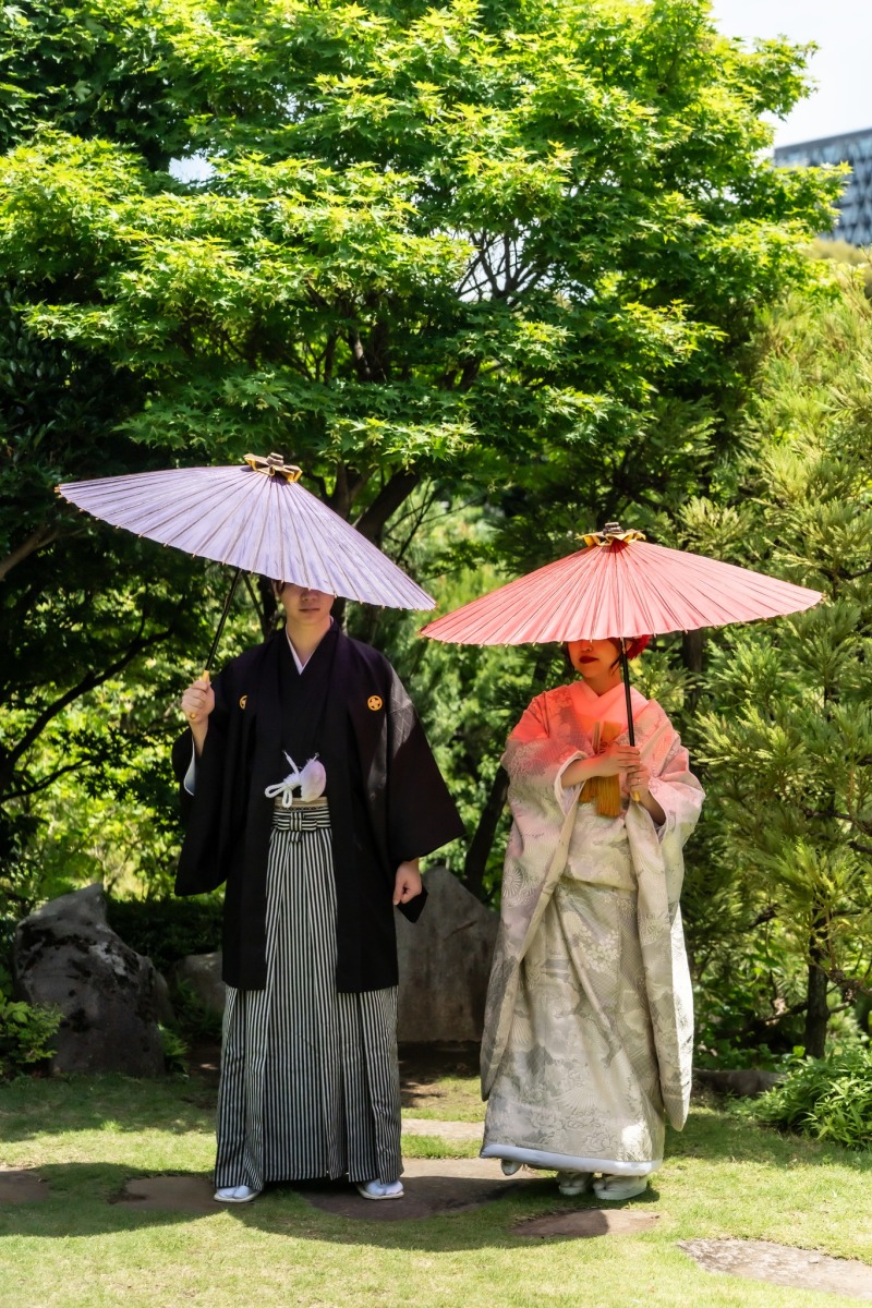 和傘を差して庭園に