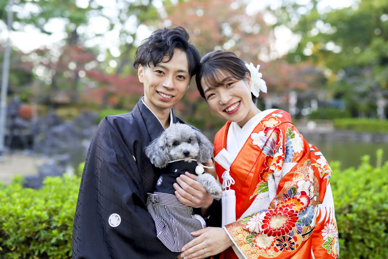 家族の一員の犬や猫などと一緒に撮影できます