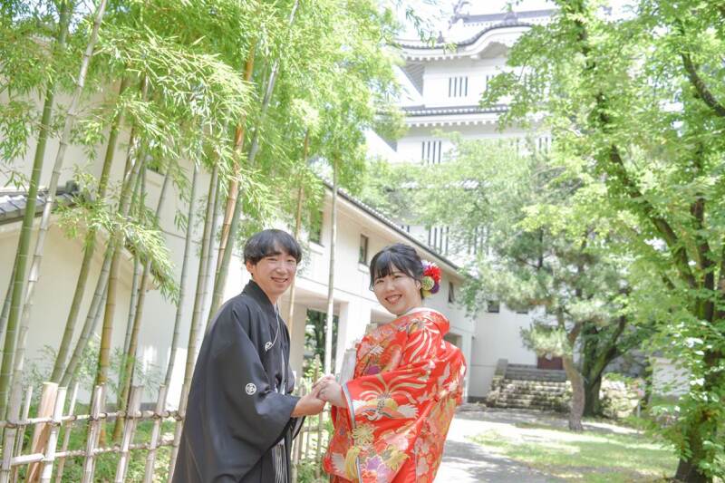 手を取り合って