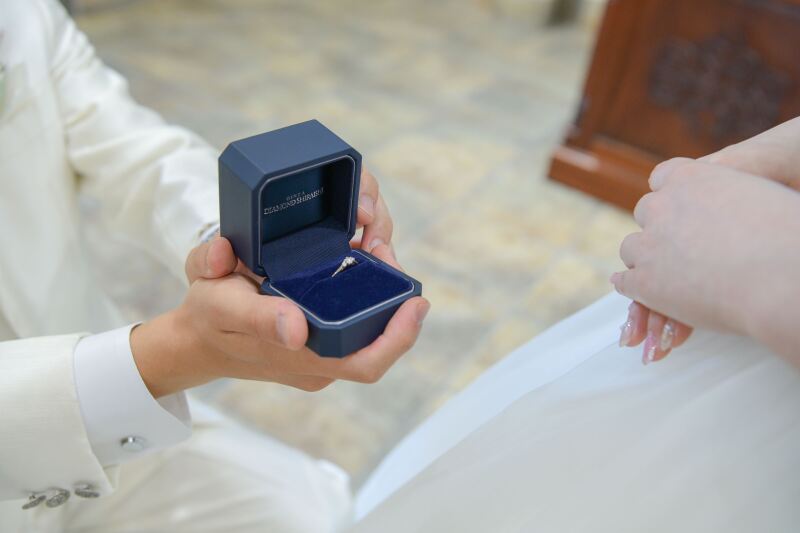 大事な婚約指輪のショットも♡