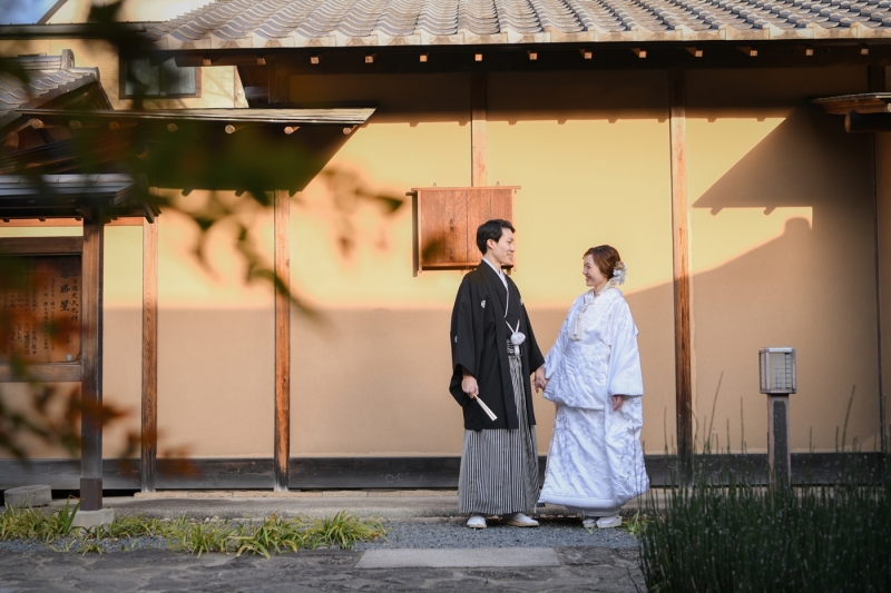 建物を背景に&hellip;♡