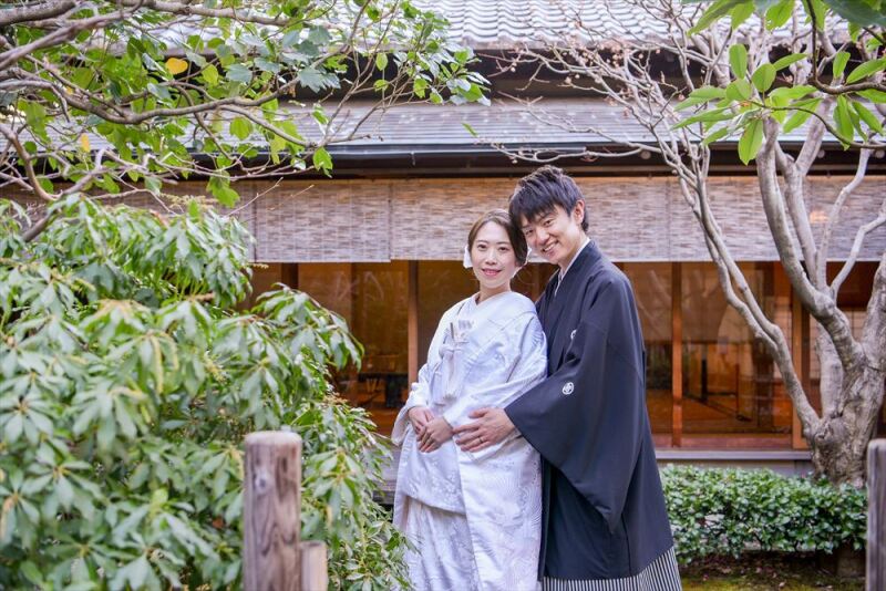 建物を背景に&hellip;♡