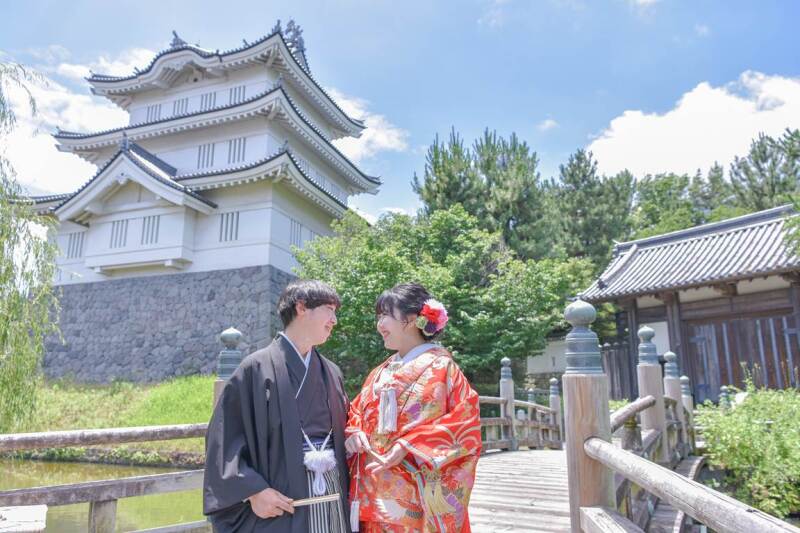 歴史ある忍城を背景に撮影