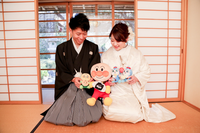 和庭園の中のお茶室のなかで