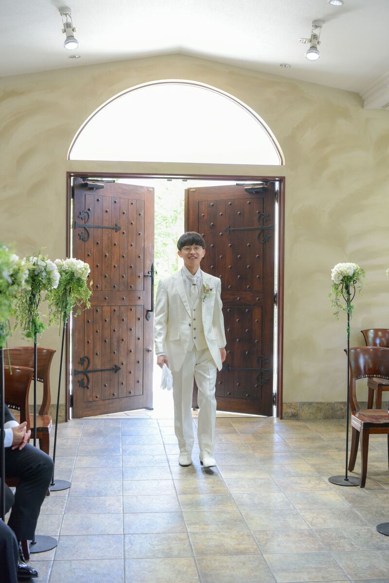 ご新郎様、緊張の中ご入場。