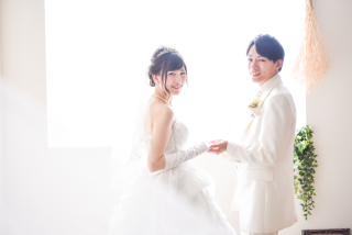 キヌヤ・ブライダルスクエア フェリチタ 熊谷店_ナチュラルから王道のポーズまでいろいろ★洋装スタジオ