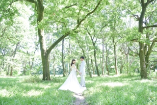 キヌヤ・ブライダルスクエア フェリチタ 熊谷店_開放感のある公園で撮影★ガーデンフォト