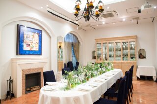 撮影を楽しんだあとは親しい方を招いて平服で会食♪