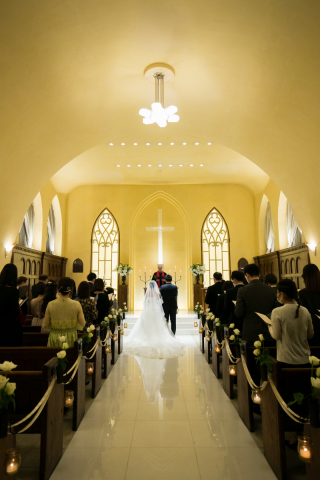 厳粛な雰囲気の中で誓いのシーンを・・