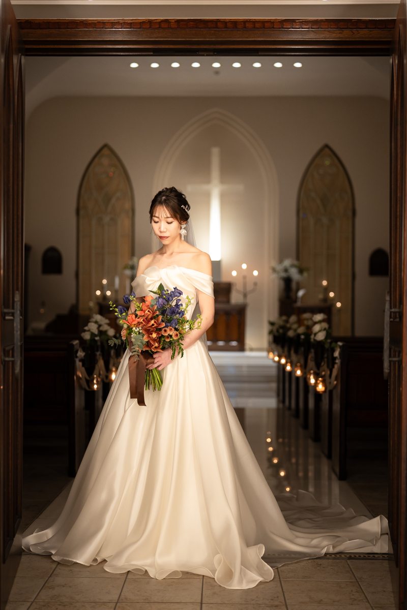 礼拝堂を背景に