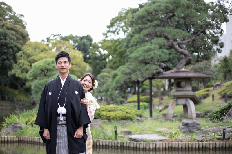 新郎様の後ろからひょっこり