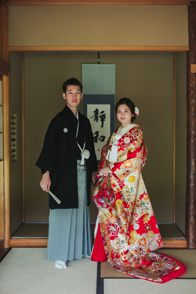 掛け軸をバックに全身ショット