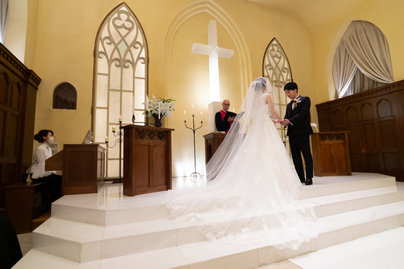 ドレスのトレーンが映えるカット