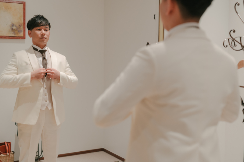 親しい皆様とパーティをされるお二人