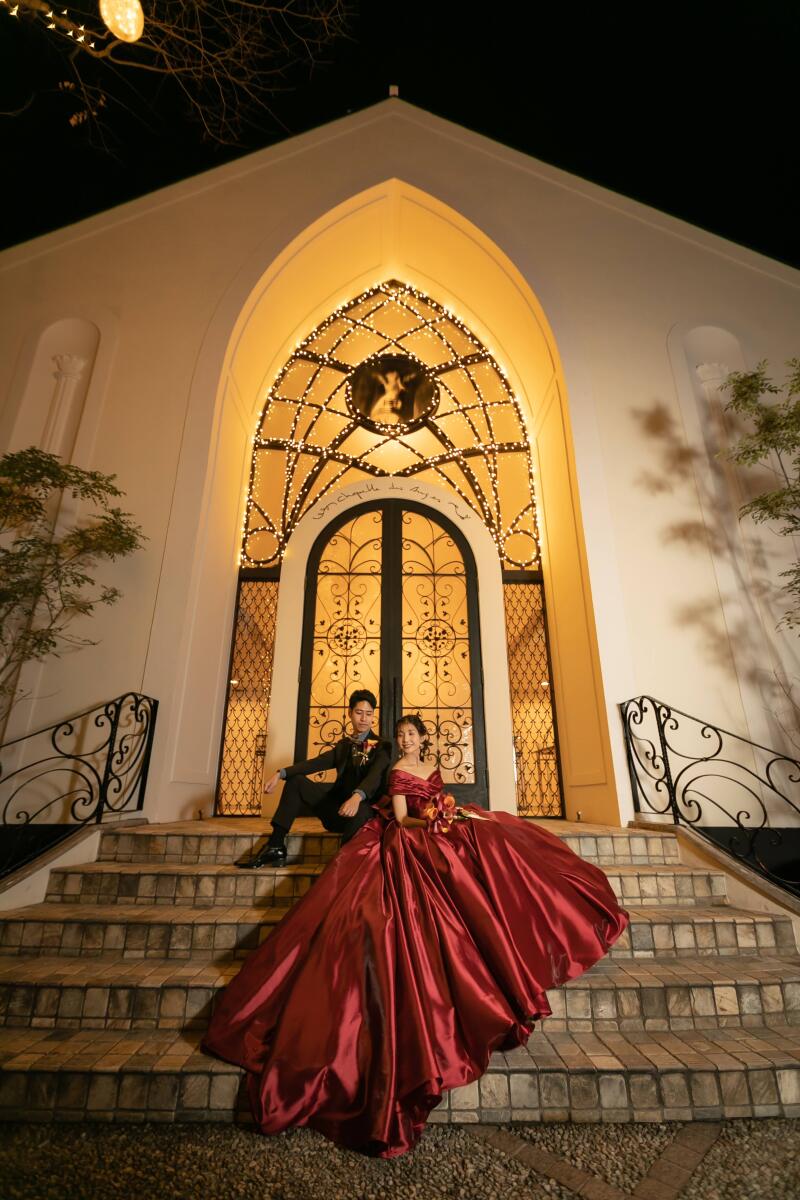 夜の雰囲気の中カラードレスで・・