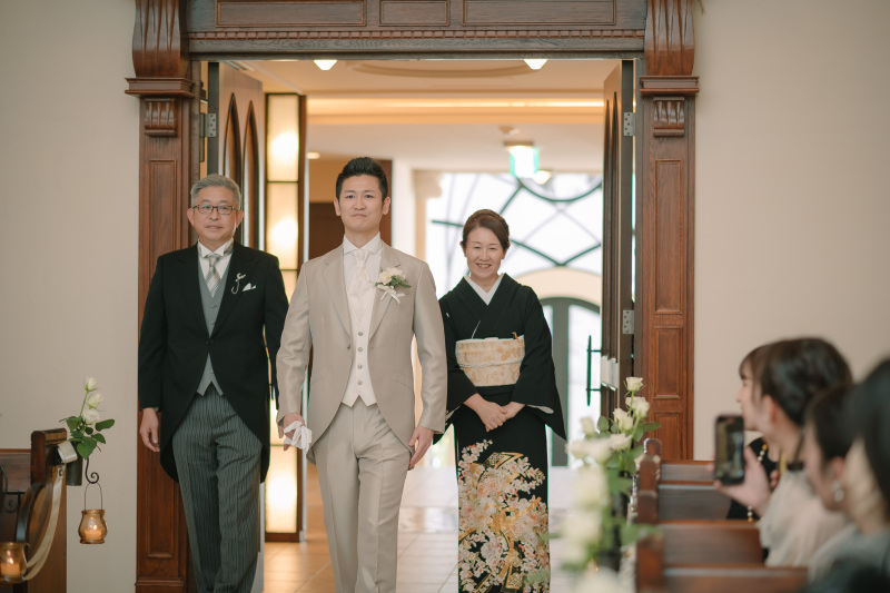 後ろ姿を見送る親御様