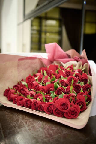 赤バラの花束に想いを乗せて