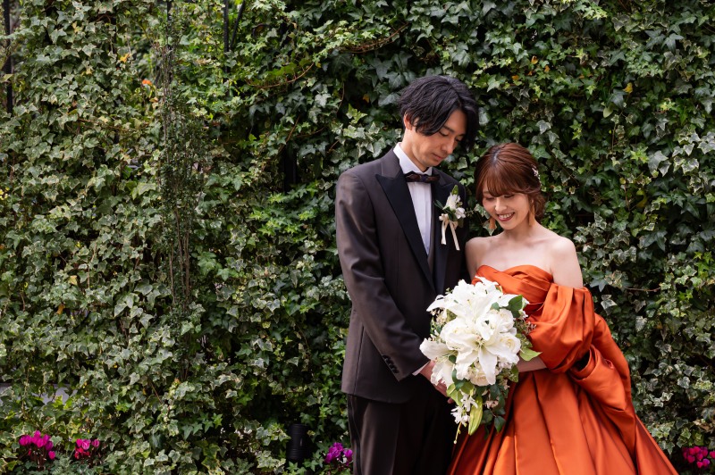 庭のグリーンを背景に