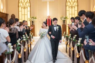 みんなに見守られながら笑顔で式の退場