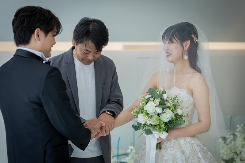 新婦の手を新郎へ