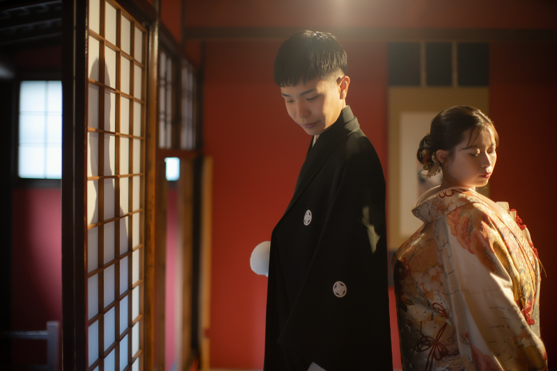 背中合わせ