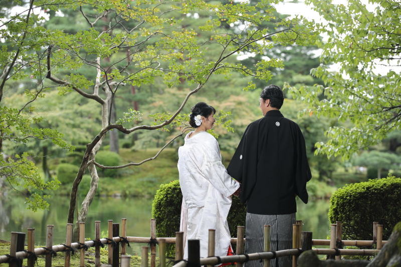 池を背景に