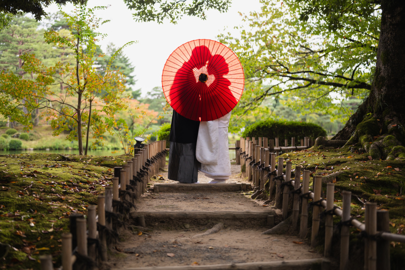 次は赤の和傘