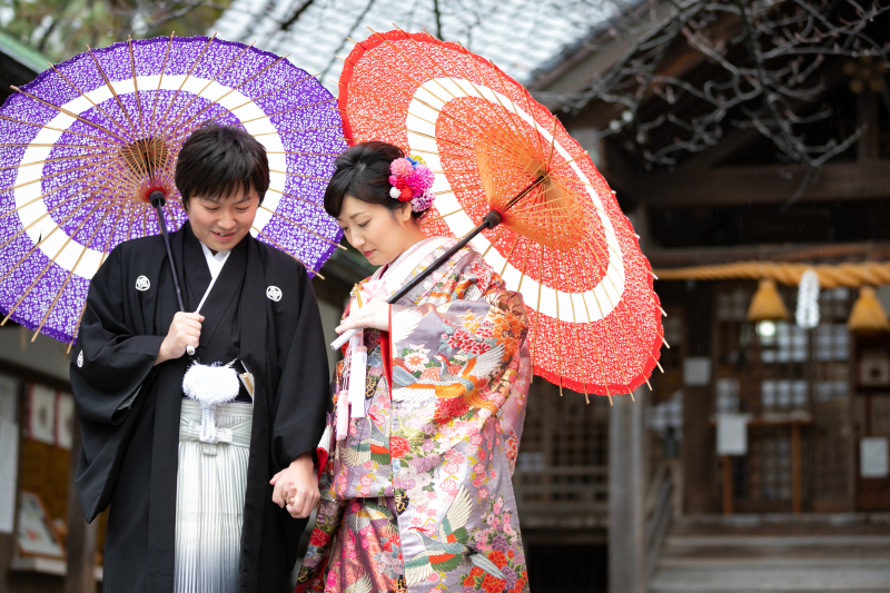 神社の境内にて