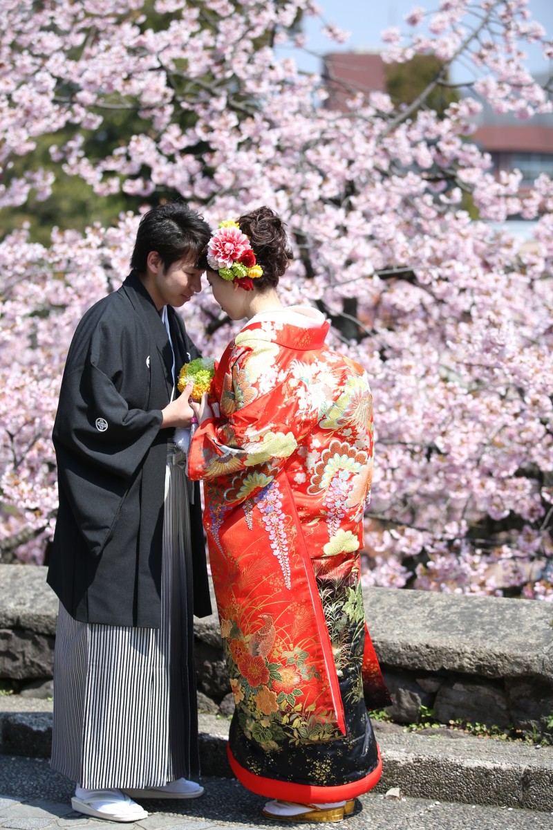 早咲きの桜の前で