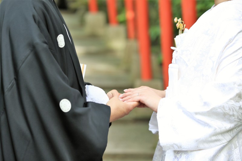 白無垢と赤い鳥居
