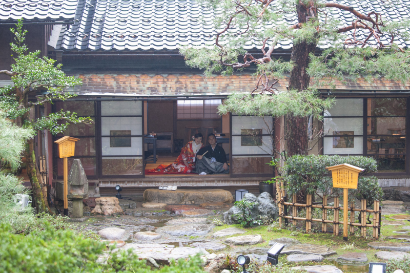 広い庭園を望んで