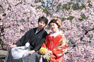 早咲きの桜の前で