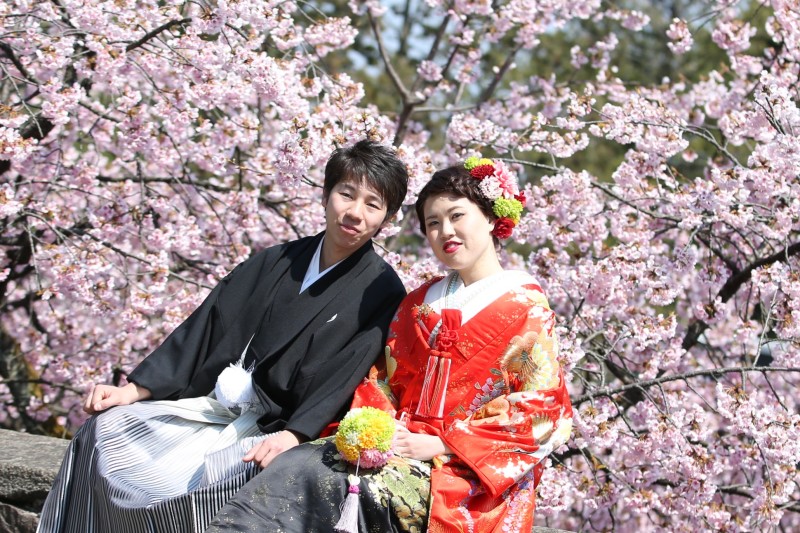 早咲きの桜の前で