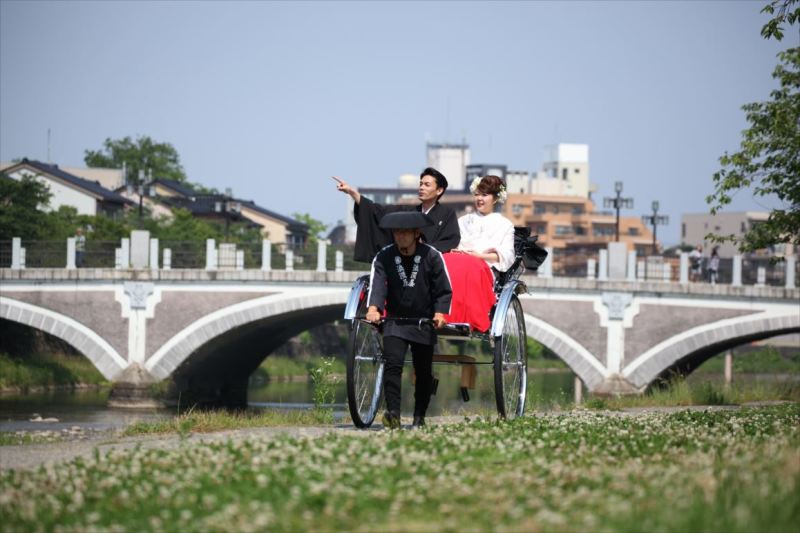 人力車に乗って走ります